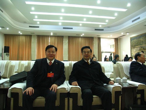 王董與最高人民法院院長、原湖南省省長周強(qiáng)在一起